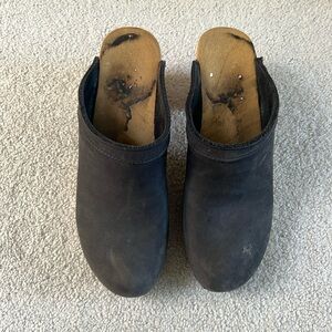 No. 6 navy blue clogs